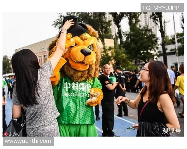 篮球明星赛裴小龙展现超凡球技引发全场热烈反响与观众热情互动